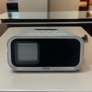 iHome IH22s Alarm Clock Speaker System for Ipod/iPhone 30 Pin Dock